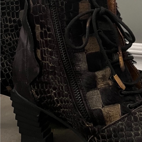 Papucei all leather  booties ..black with tan checks ... sz 40, side zipper .. - Picture 5 of 8